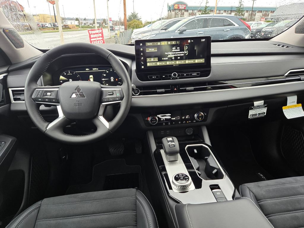New 2025 Mitsubishi Outlander SE image 7