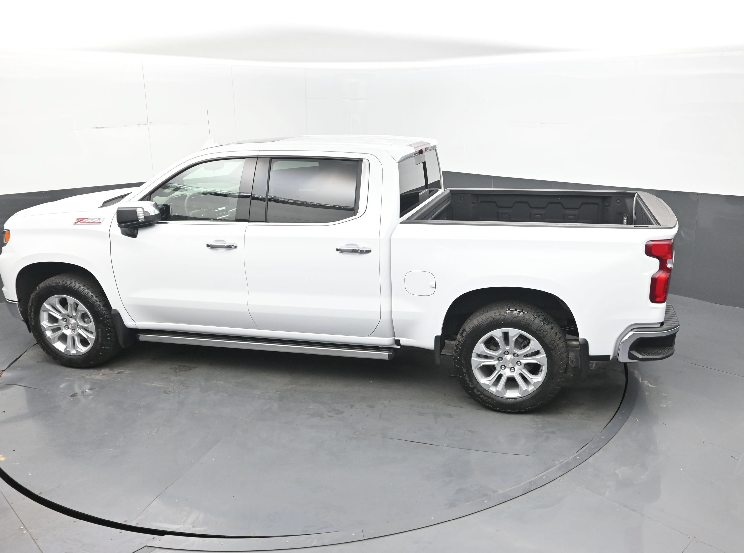 Used 2025 Chevrolet Silverado 1500 LTZ w/ LTZ Premium Package AWD/4WD image 31