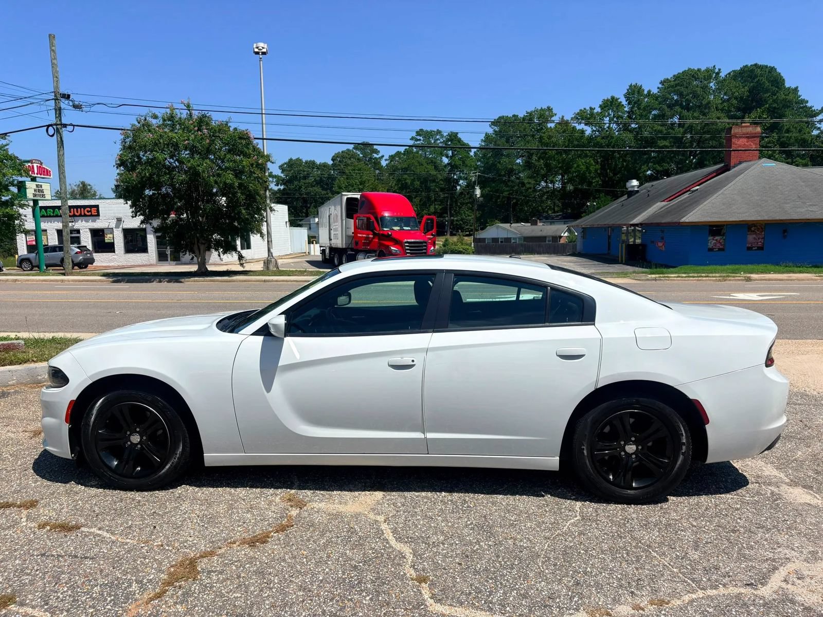 Used 2019 Dodge Charger SXT RWD image 4