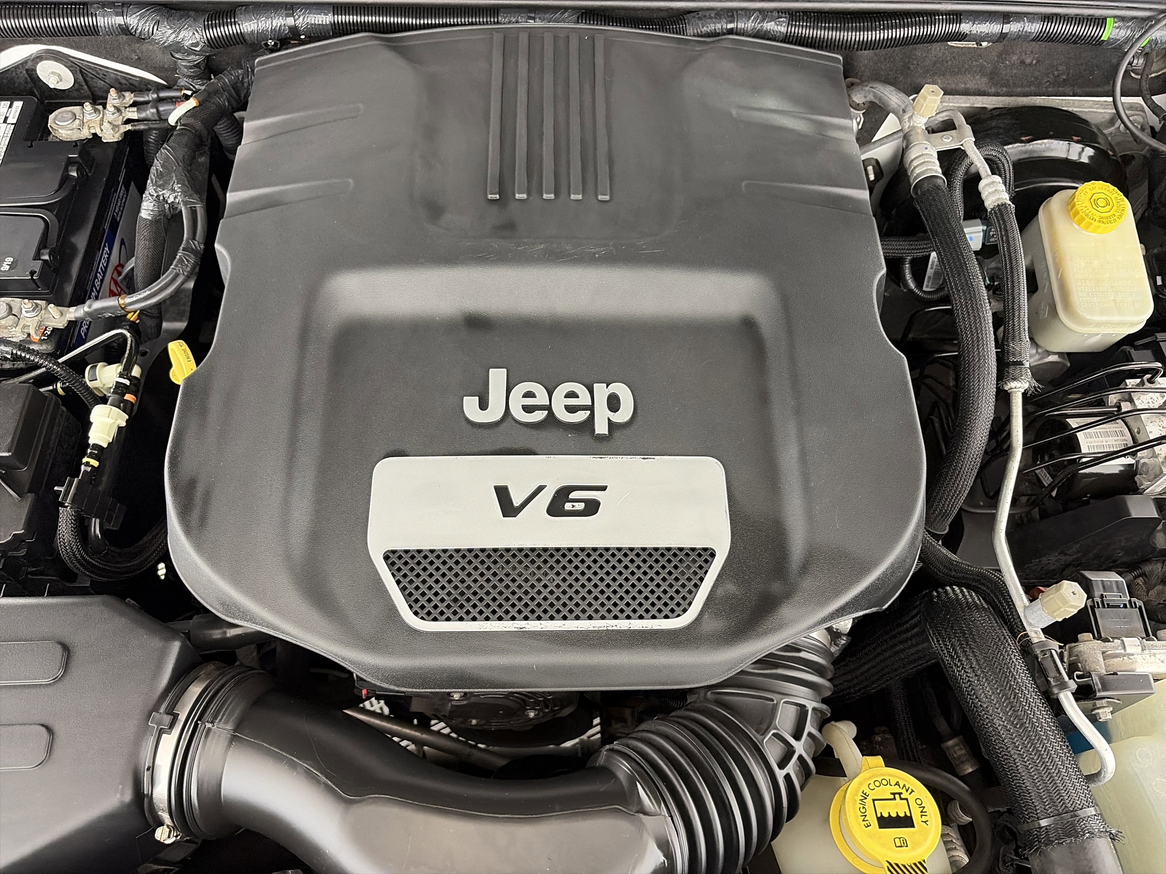 Used 2015 Jeep Wrangler Unlimited Sahara w/ Connectivity Group AWD/4WD image 11
