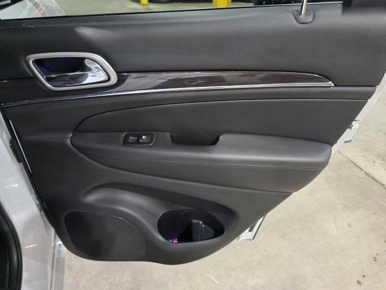 Used 2018 Jeep Grand Cherokee Overland AWD/4WD image 32