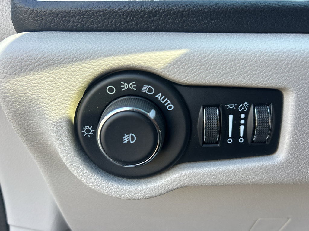 Used 2023 Chrysler Pacifica Limited w/ Uconnect Theater Family Group FWD image 20