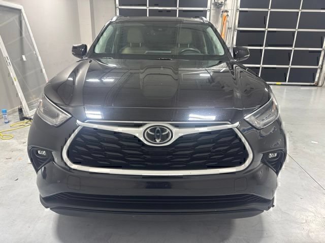 Used 2021 Toyota Highlander XLE AWD/4WD image 2