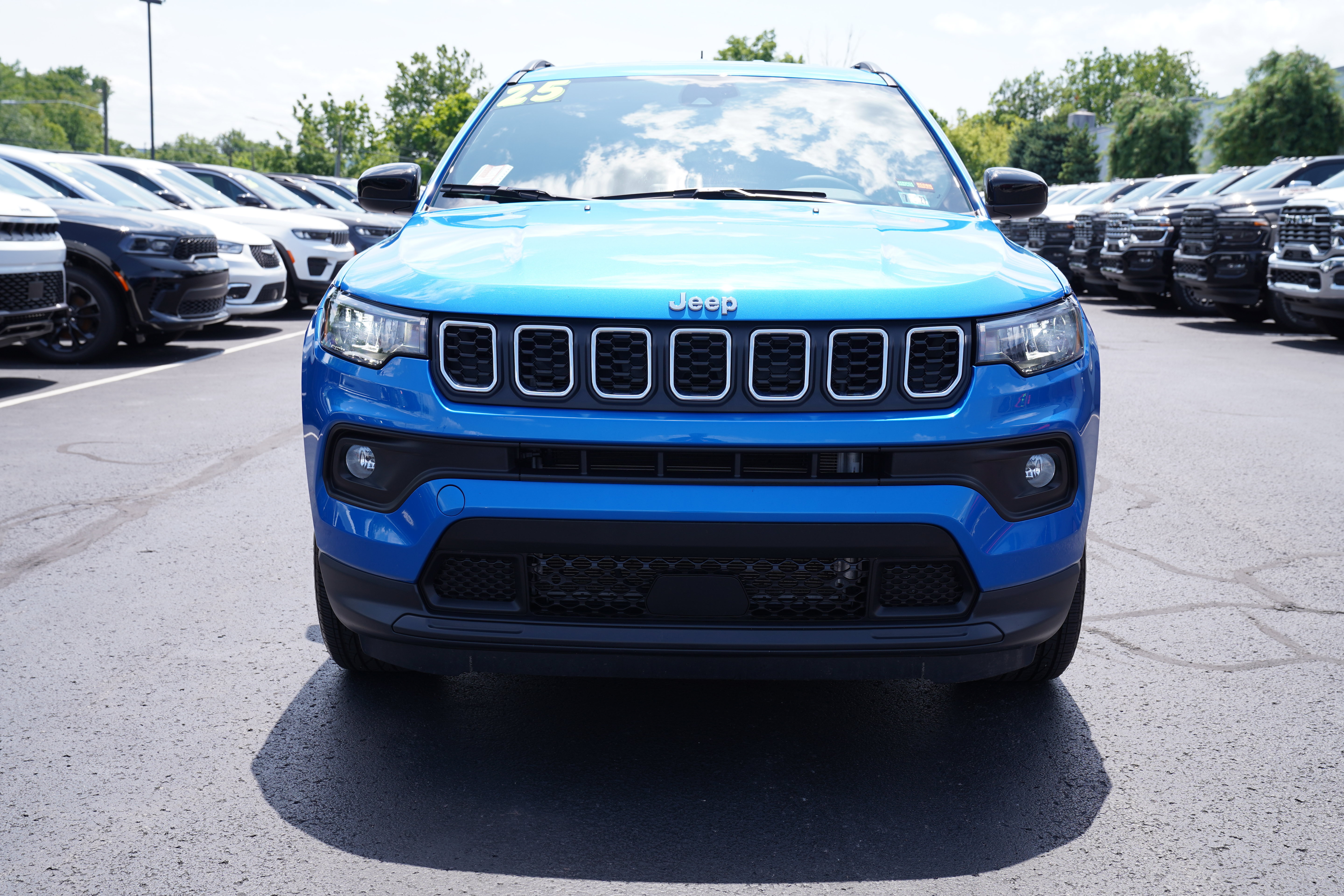 Used 2025 Jeep Compass Latitude AWD/4WD image 10