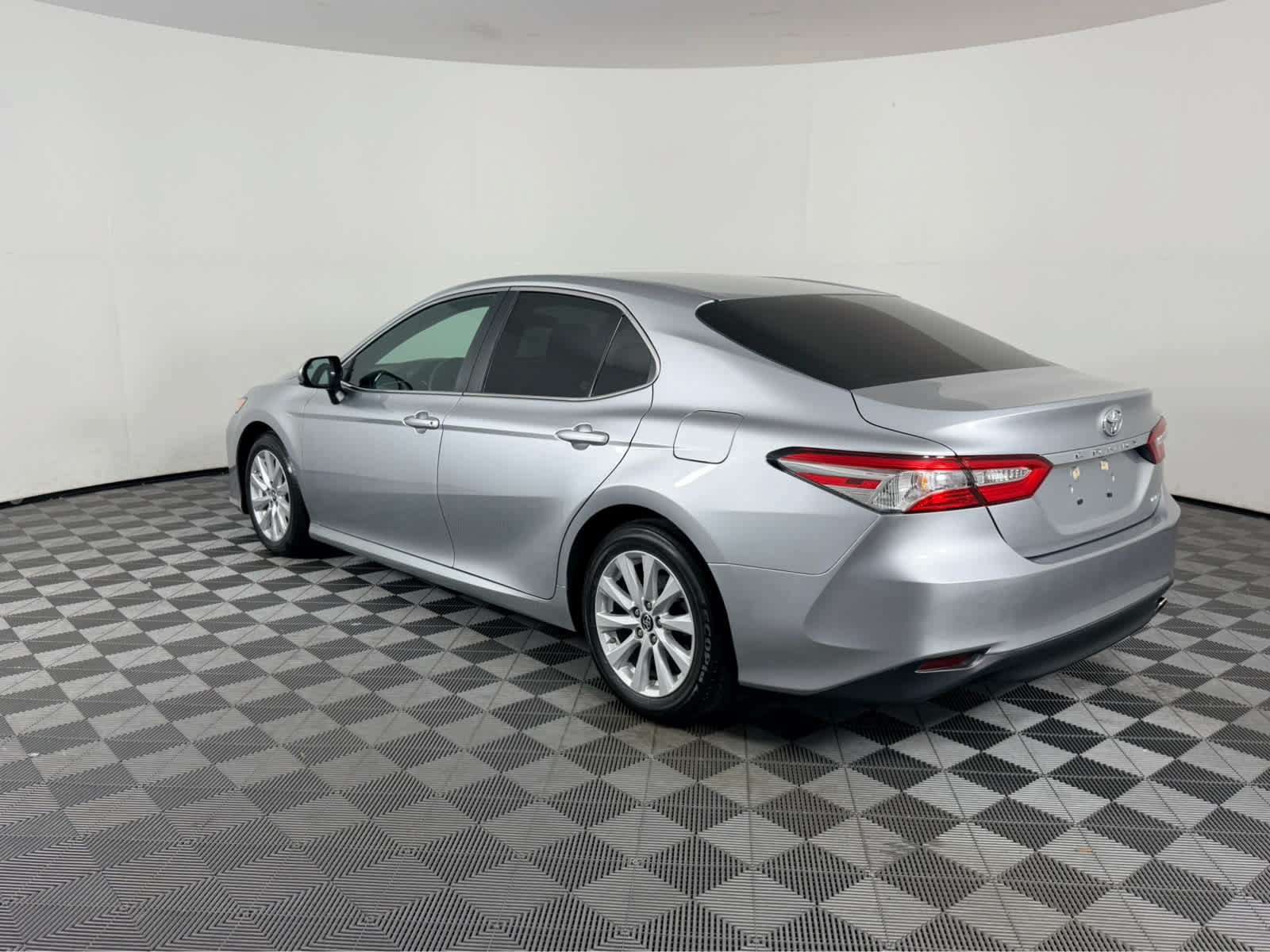 Used 2018 Toyota Camry LE FWD image 5