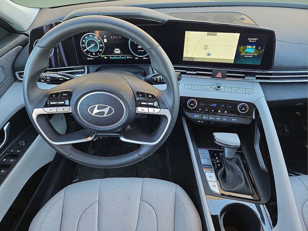 Used 2025 Hyundai Elantra Limited image 18