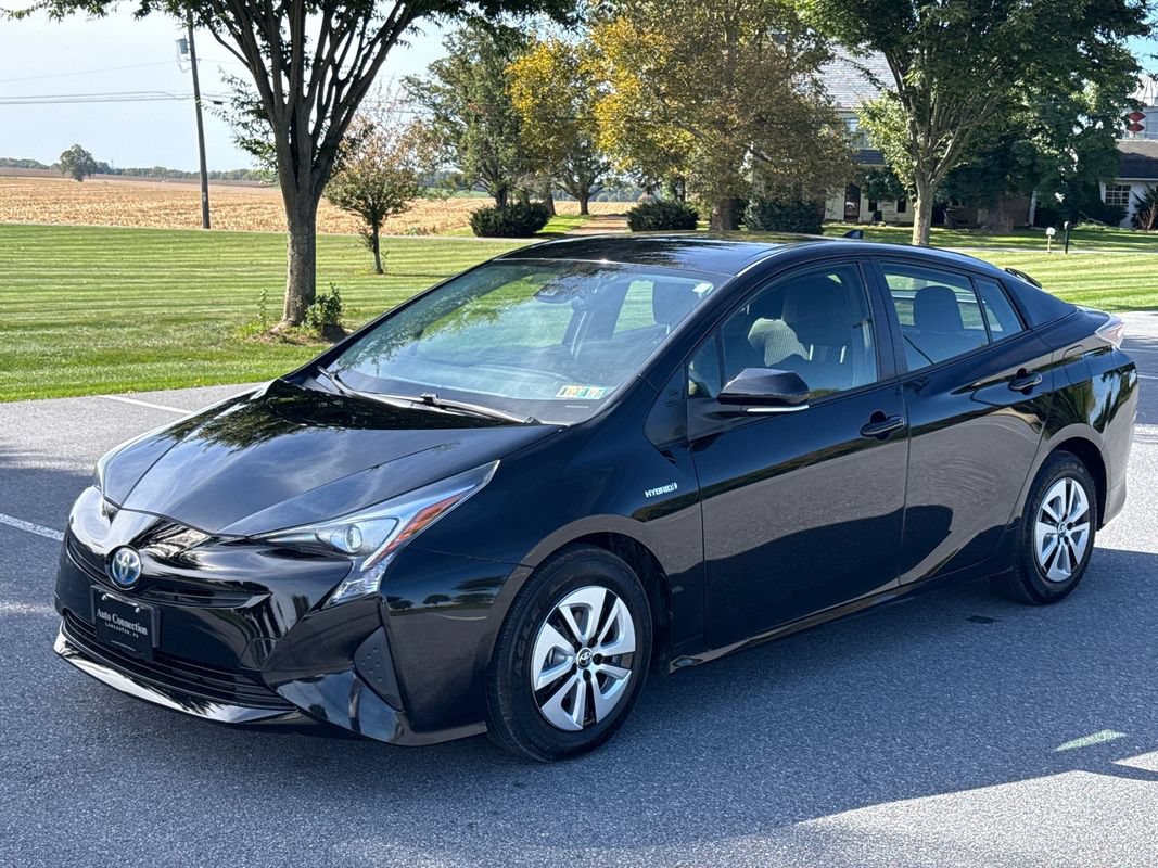 Used 2017 Toyota Prius Two w/ Carpet Mat Package FWD image 3