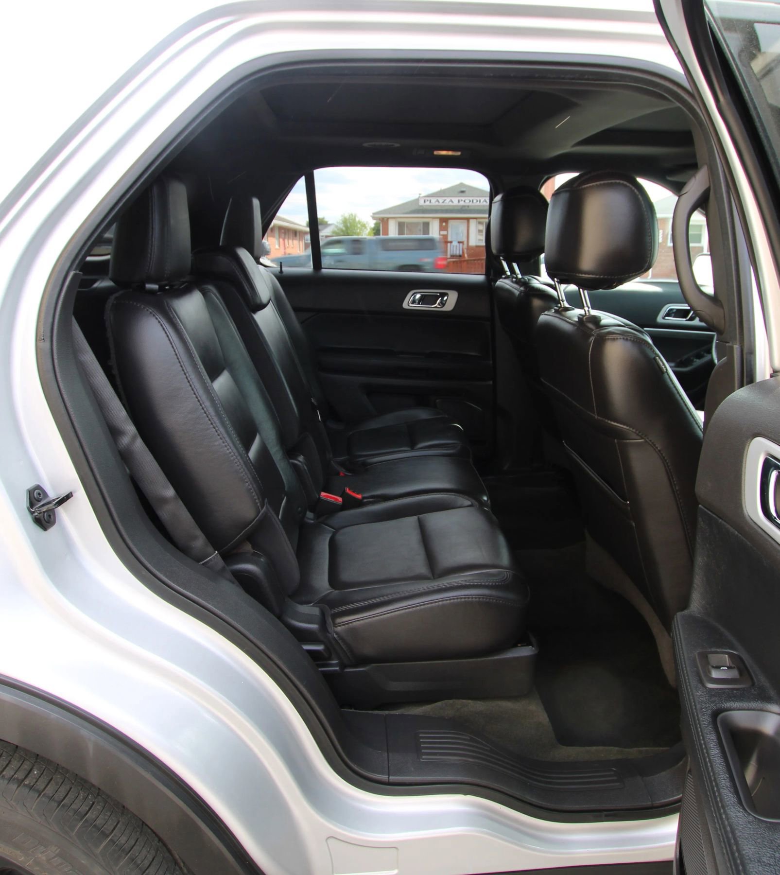 Used 2014 Ford Explorer XLT w/ Equipment Group 202A AWD/4WD image 12