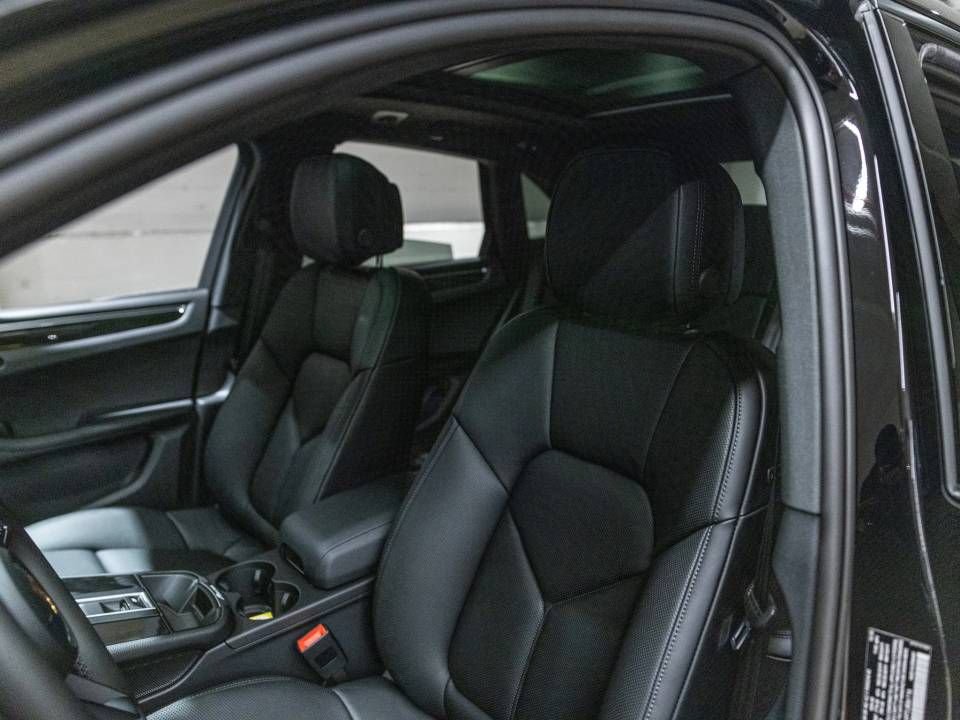 Certified 2026 Porsche Macan AWD/4WD image 5