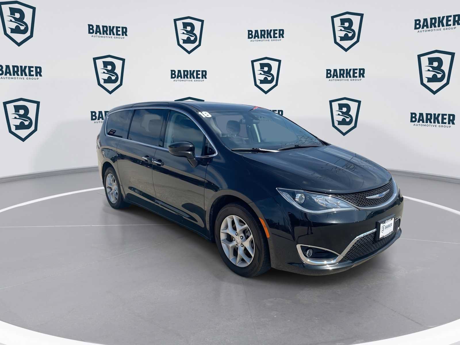 Used 2018 Chrysler Pacifica Touring Plus w/ Tire & Wheel Group FWD image 2