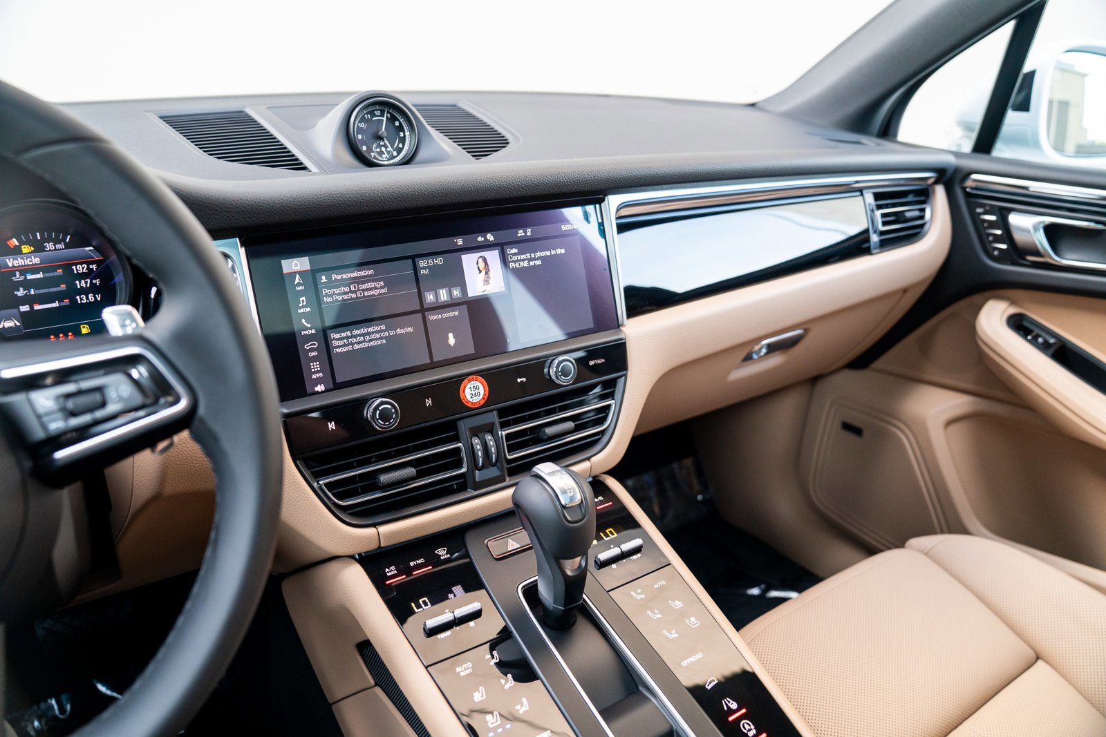 Certified 2025 Porsche Macan image 13