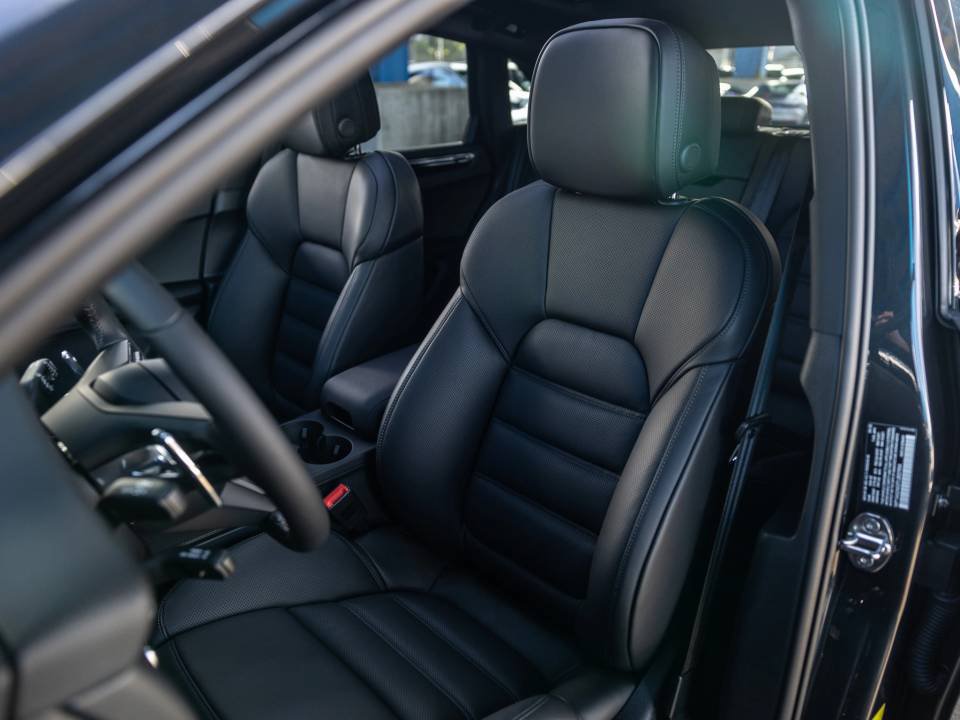 Certified 2026 Porsche Macan AWD/4WD image 5