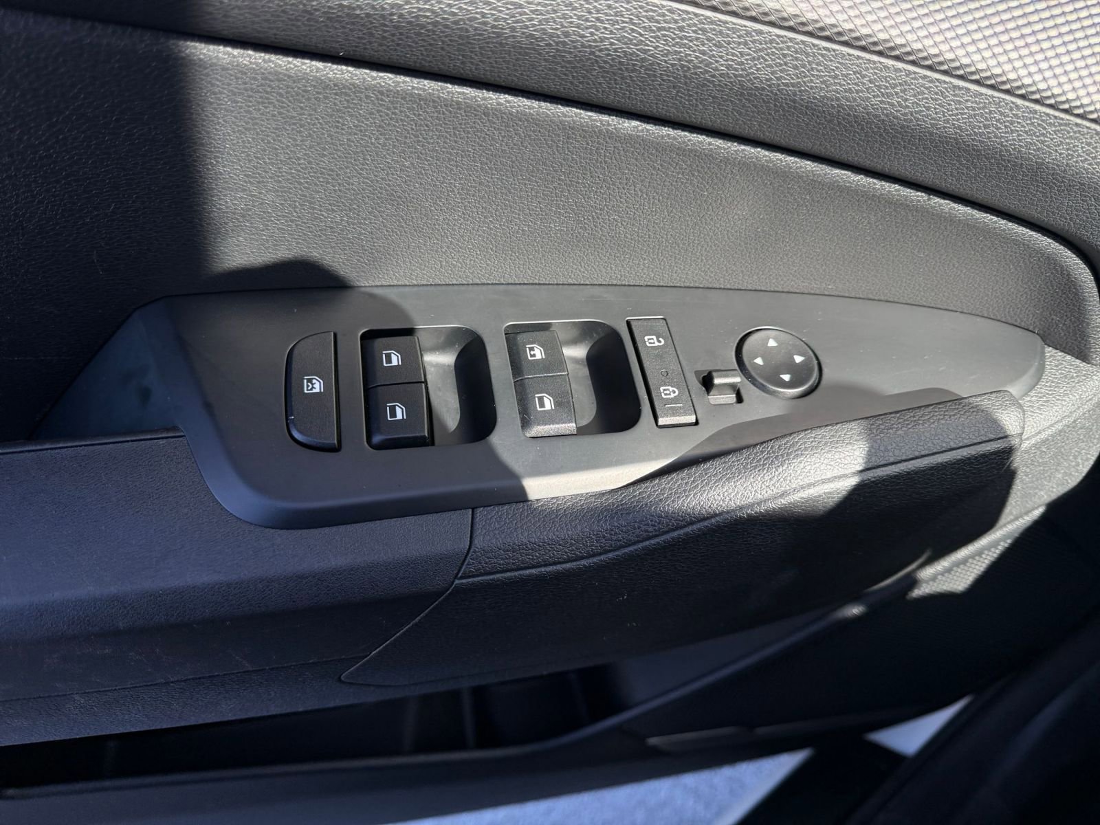 Used 2025 Kia Sportage LX image 18