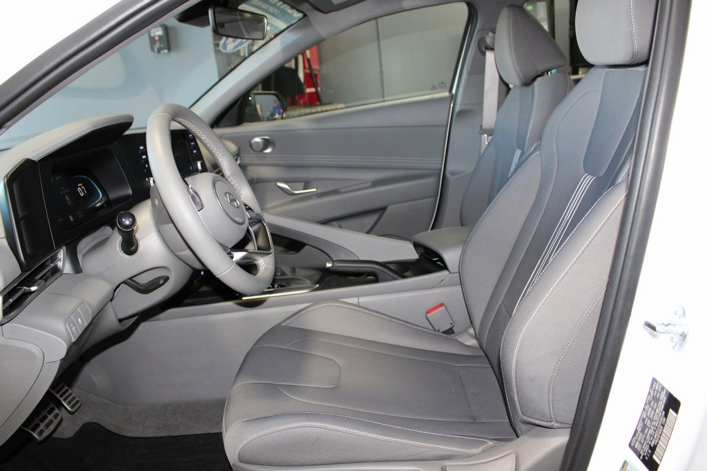 Used 2025 Hyundai Elantra Sport image 12
