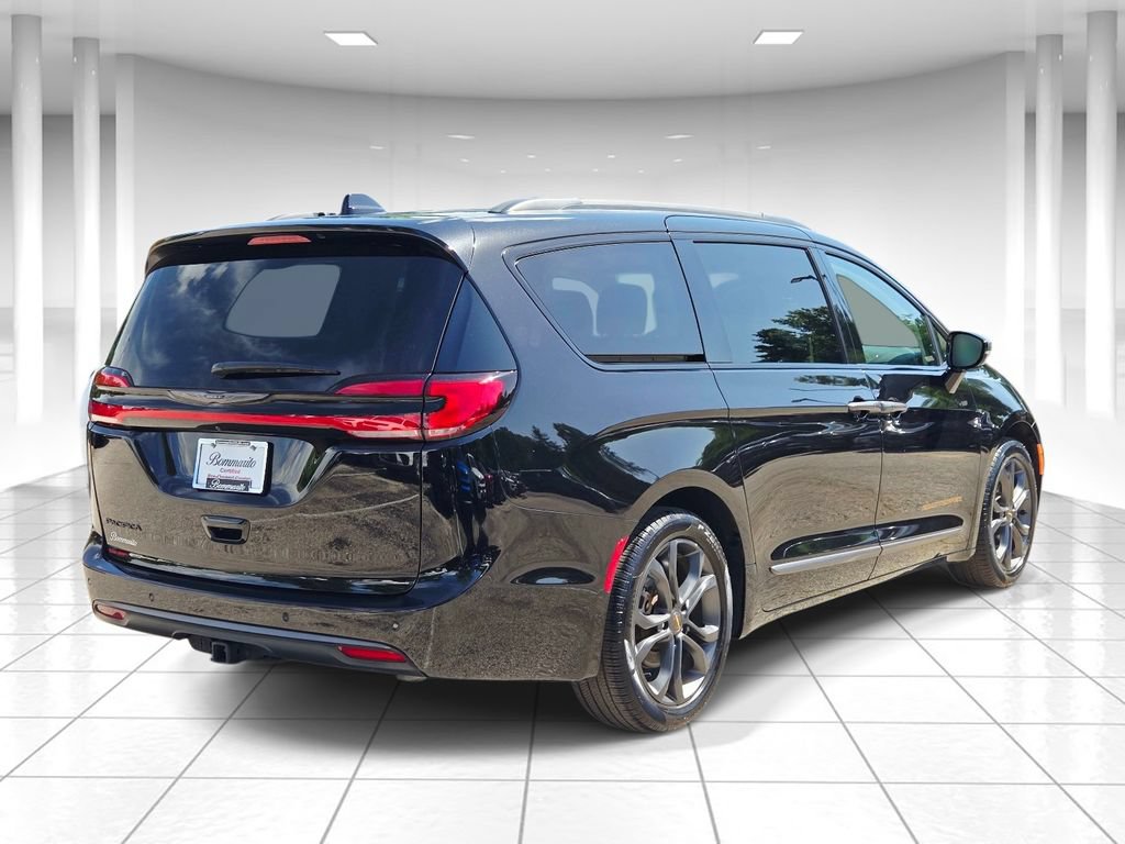 Used 2024 Chrysler Pacifica Touring-L w/ Road Tripper Package FWD image 3