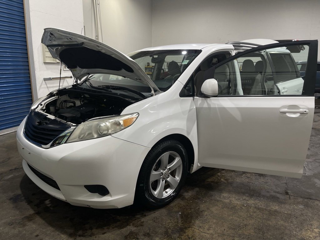 Used 2011 Toyota Sienna LE image 29