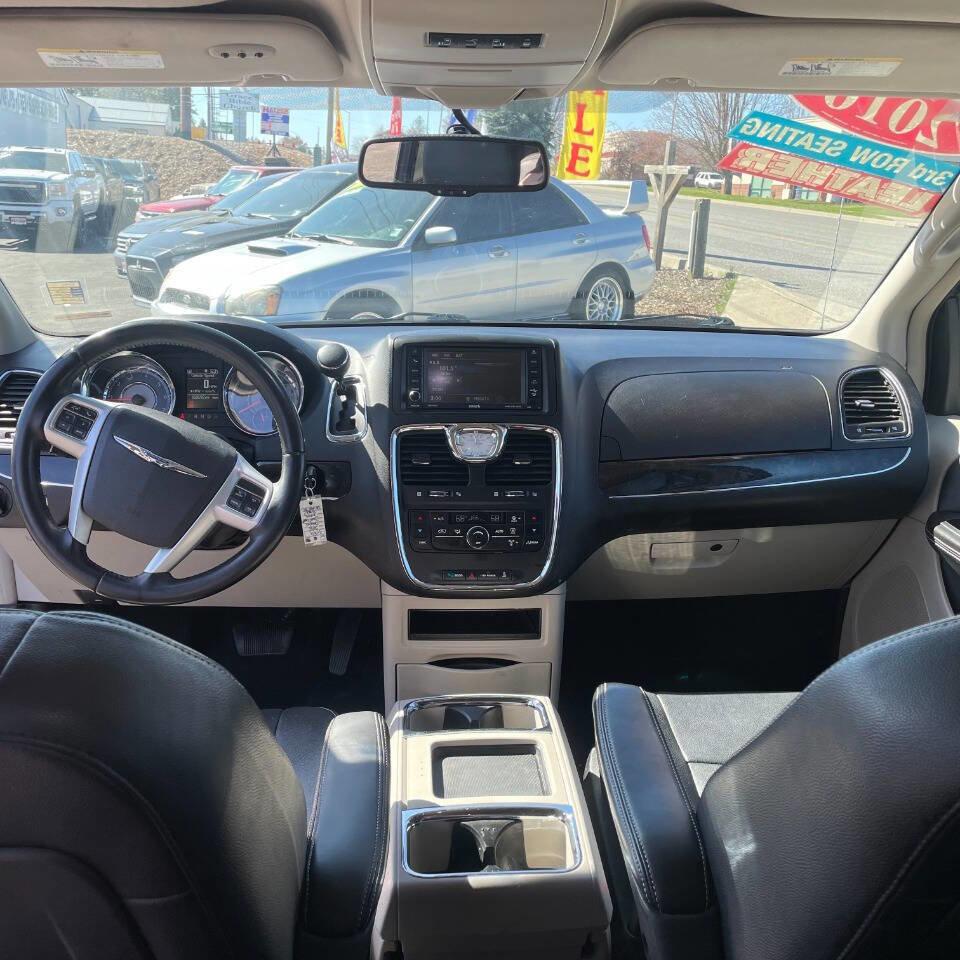 Used 2016 Chrysler Town & Country Touring image 11