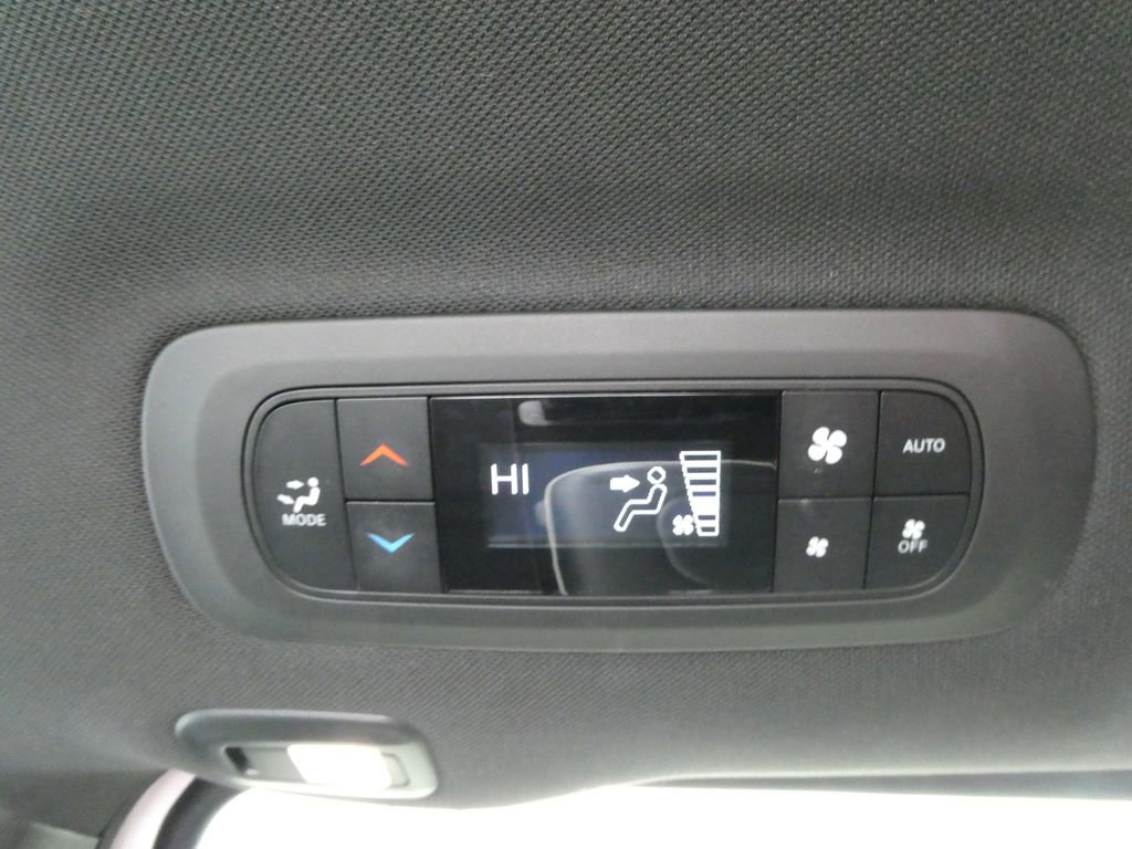 Used 2024 Chrysler Pacifica Premium image 20