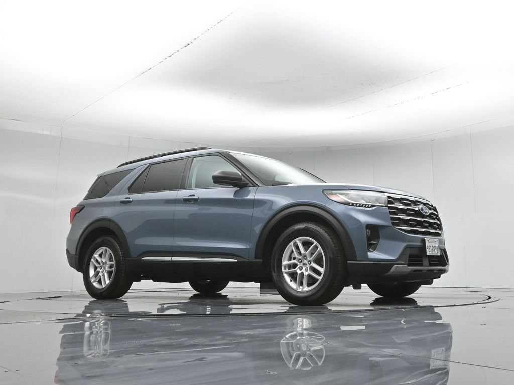 Used 2025 Ford Explorer Active w/ Active Comfort Package RWD image 4