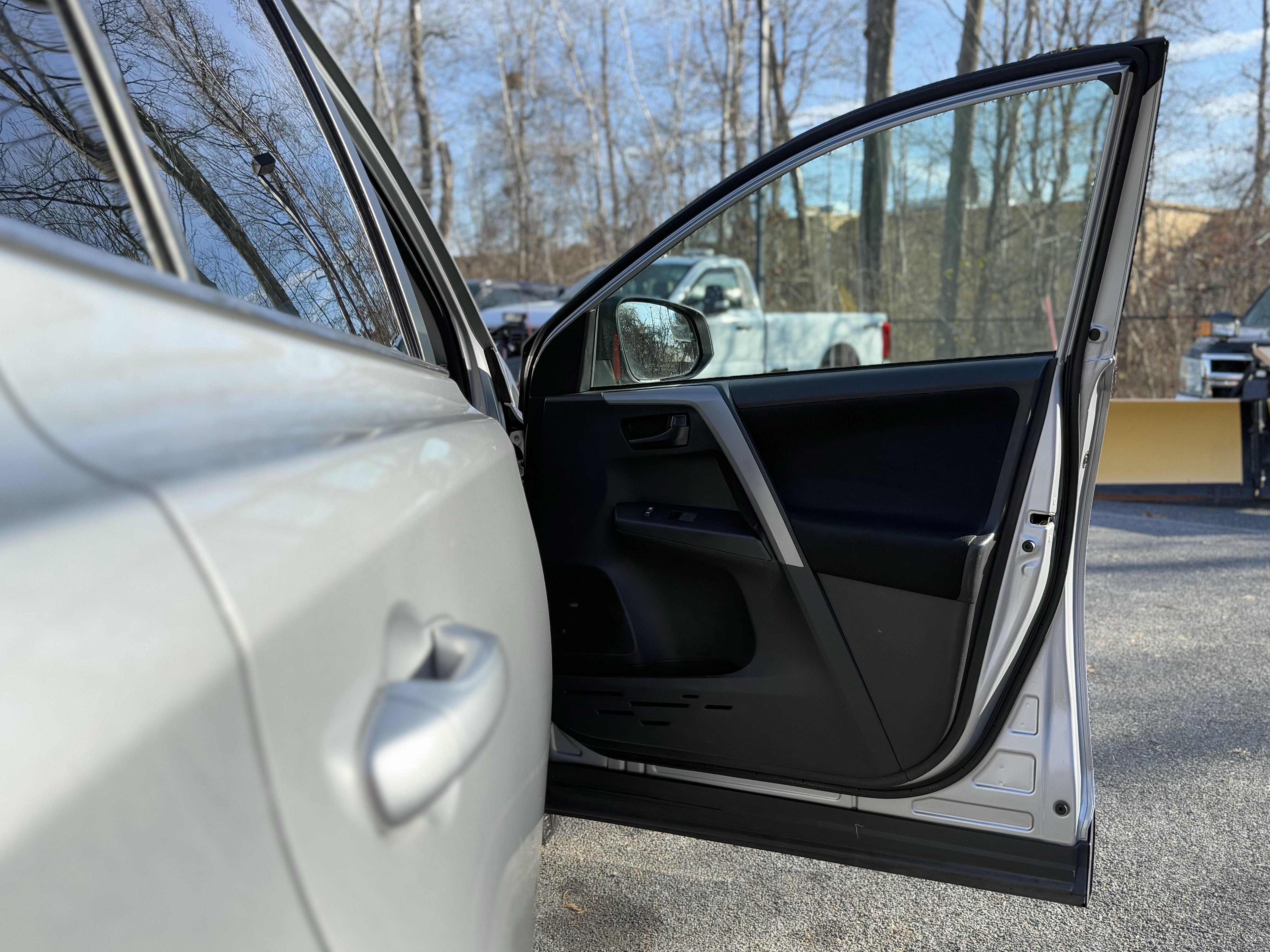 Used 2018 Toyota RAV4 LE image 34