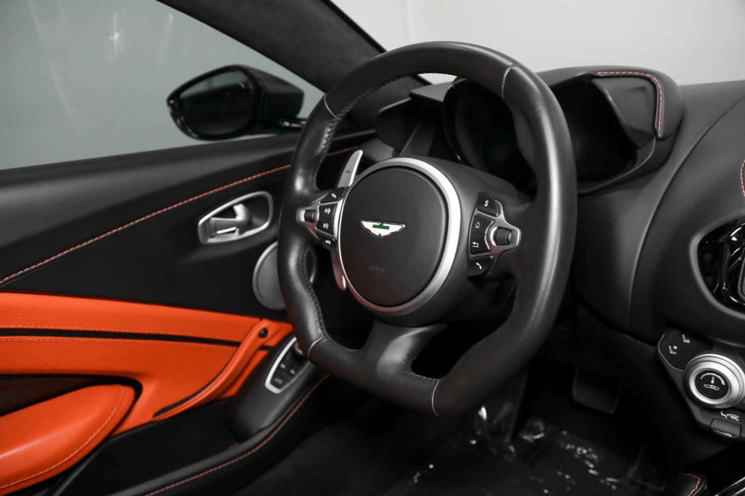 Used 2019 Aston Martin V8 Vantage Coupe RWD image 26