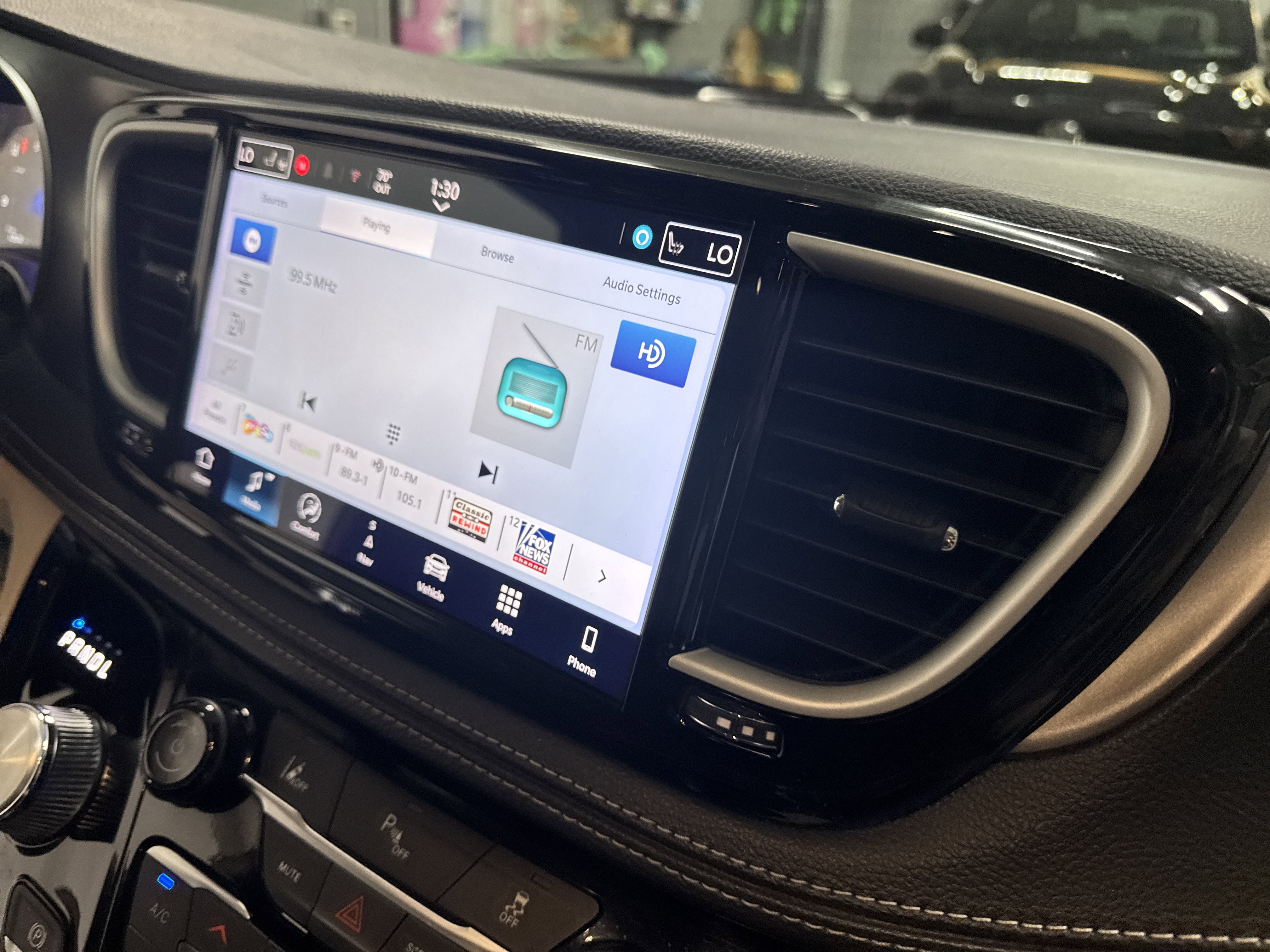 Used 2024 Chrysler Pacifica Select image 41