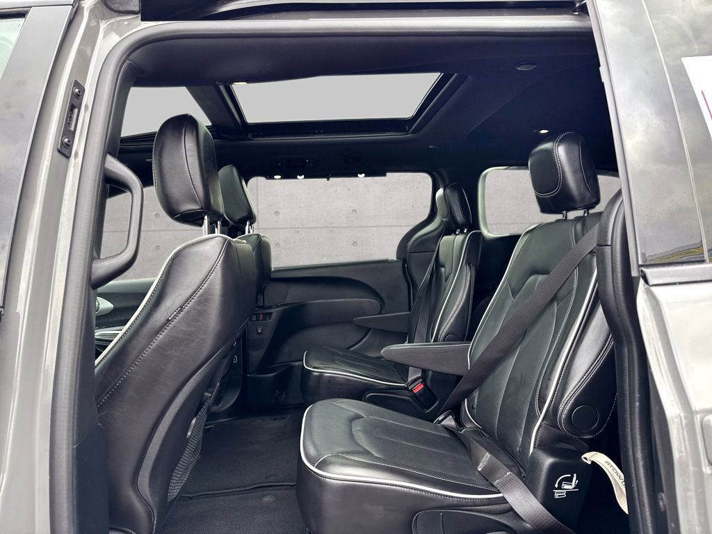 Used 2025 Chrysler Pacifica Limited image 10