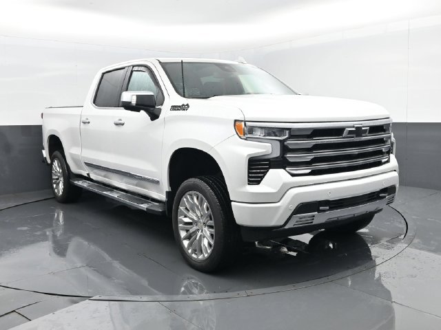 Used 2025 Chevrolet Silverado 1500 High Country w/ High Country Premium Package AWD/4WD image 3