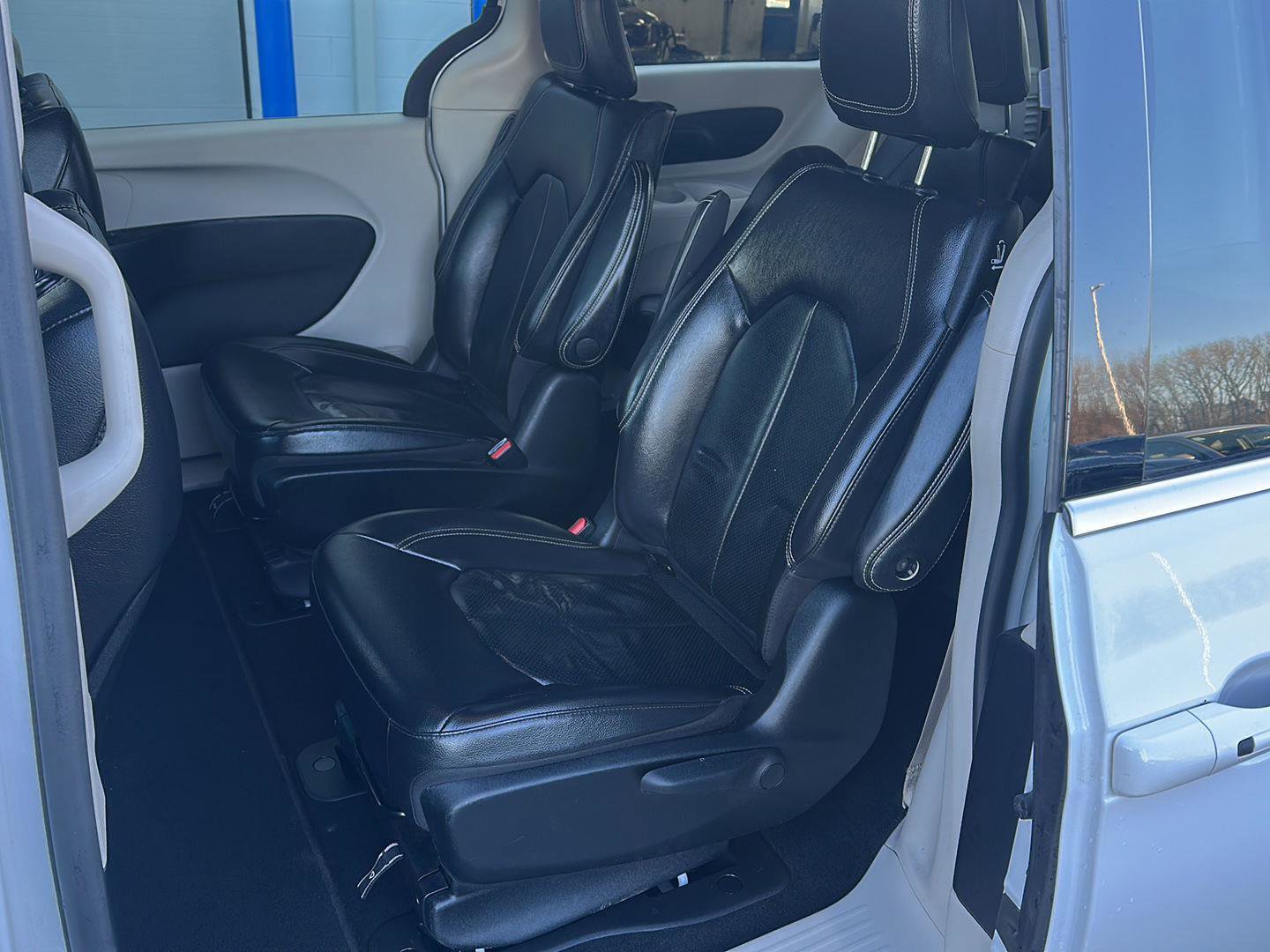 Used 2022 Chrysler Pacifica Touring-L image 12