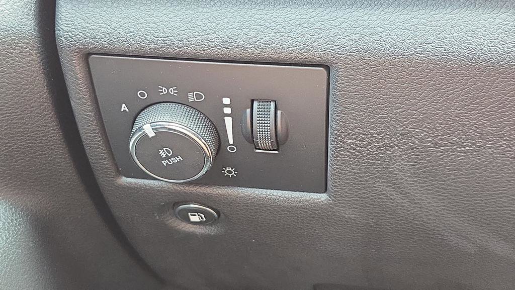 Used 2018 Jeep Grand Cherokee Altitude AWD/4WD image 19