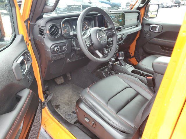 Used 2025 Jeep Wrangler Unlimited Rubicon AWD/4WD image 12