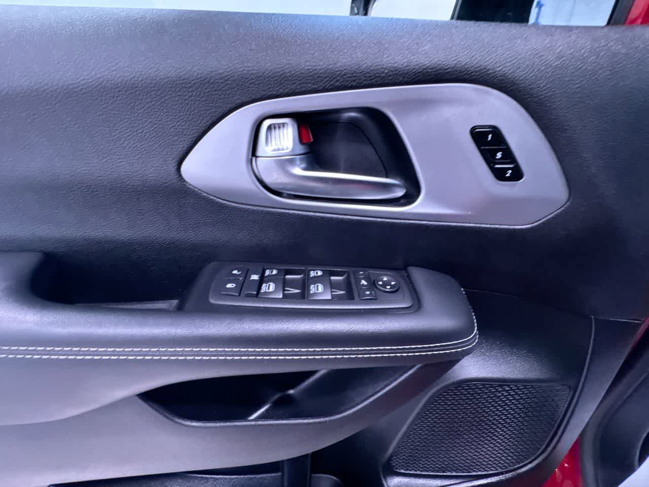 Used 2025 Chrysler Pacifica Limited FWD image 12