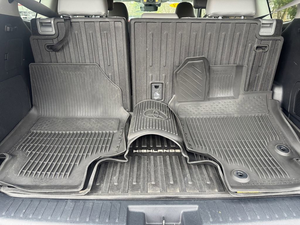 Used 2023 Toyota Highlander Platinum image 16