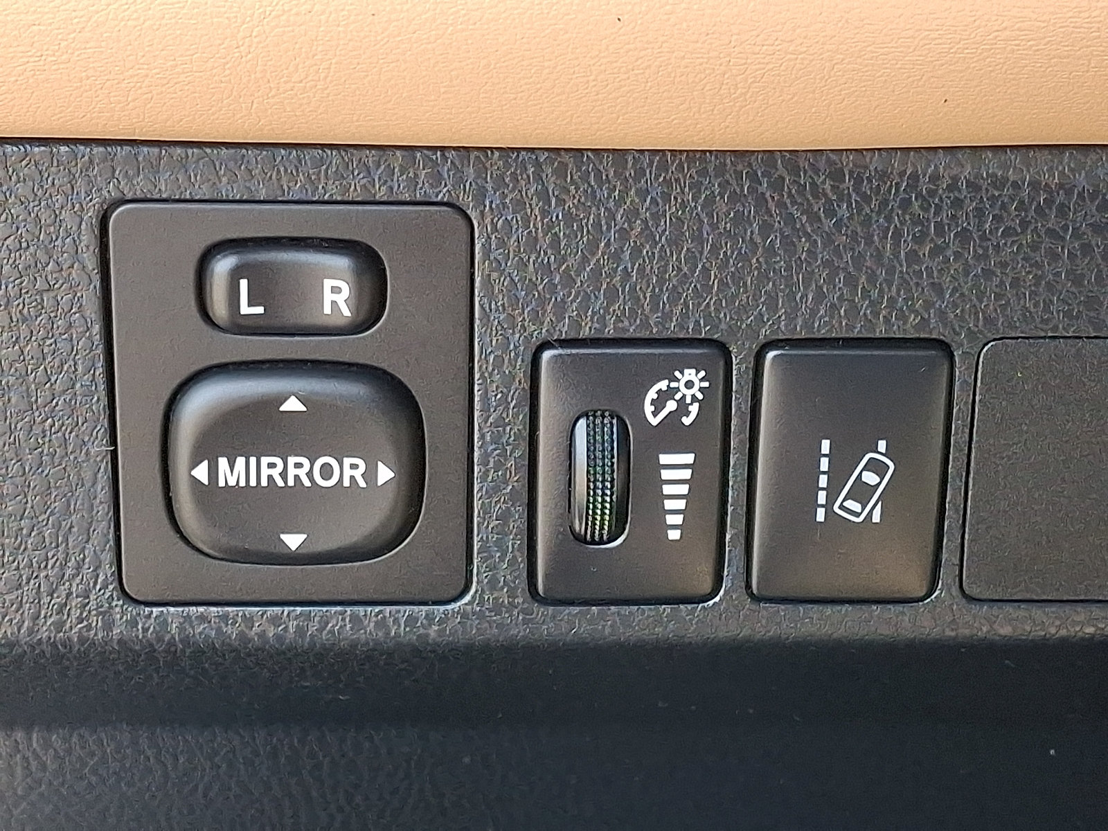 Used 2018 Toyota RAV4 XLE w/ Convenience Package AWD/4WD image 25