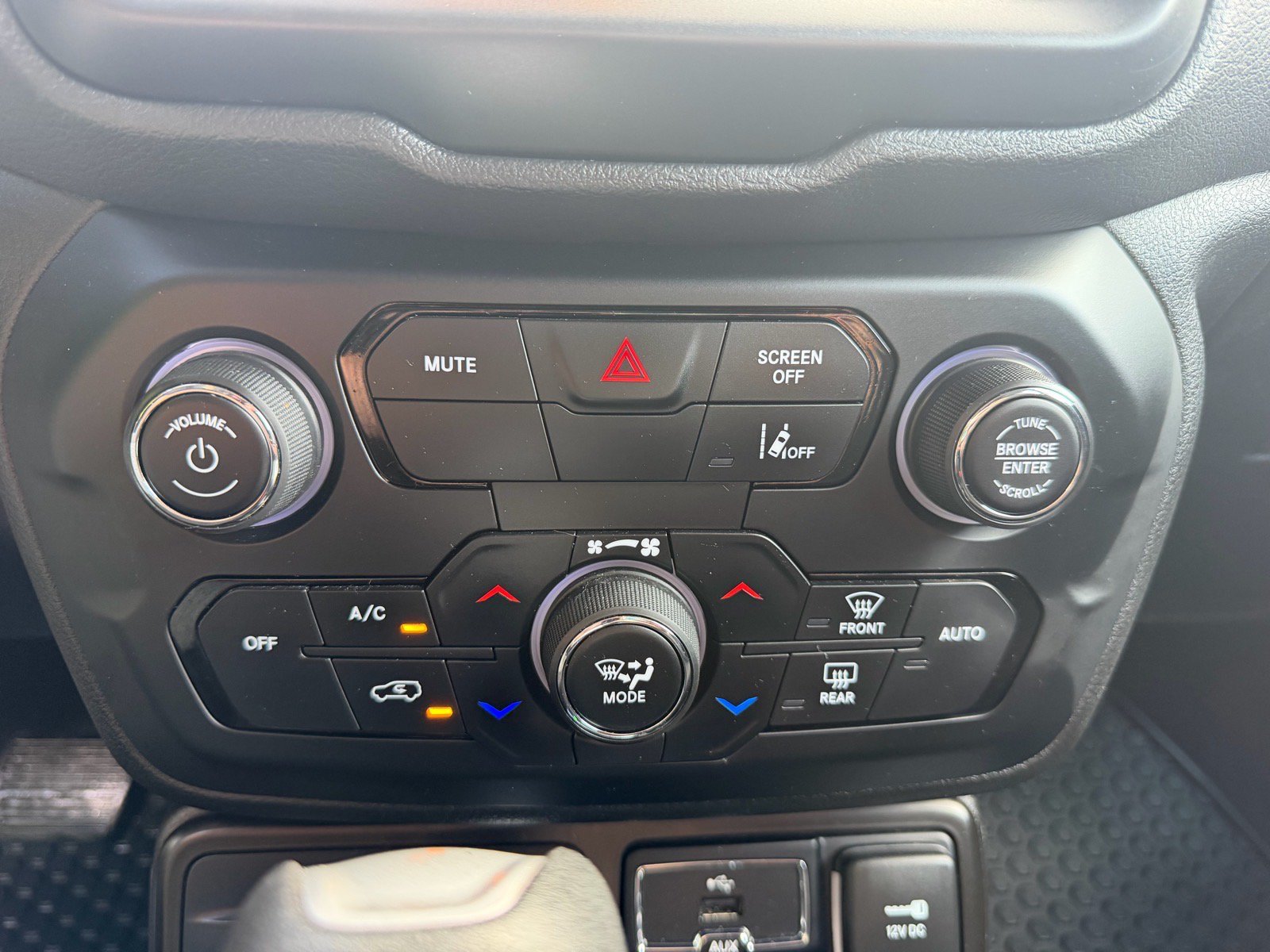 Used 2023 Jeep Renegade Latitude AWD/4WD image 37