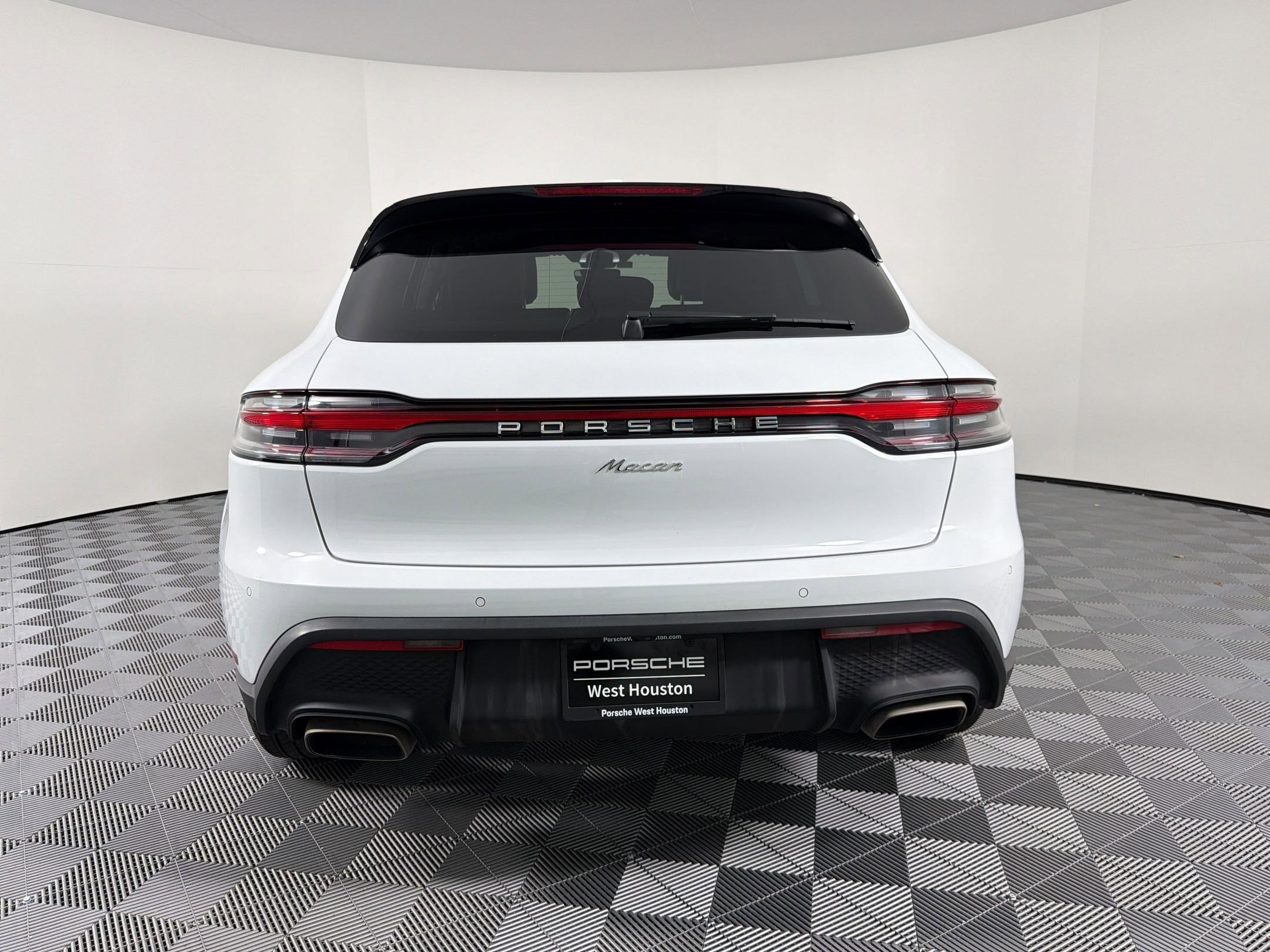 Certified 2022 Porsche Macan AWD/4WD image 11
