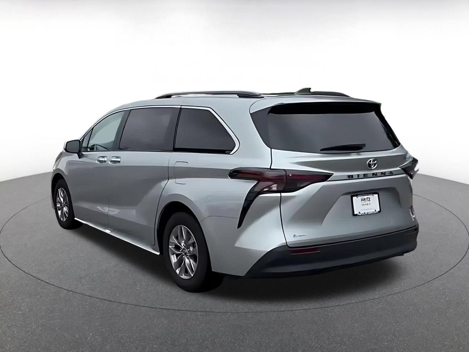 Used 2025 Toyota Sienna XLE FWD image 14