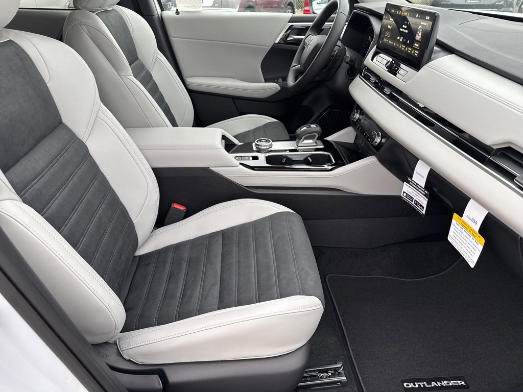 New 2025 Mitsubishi Outlander SE image 23