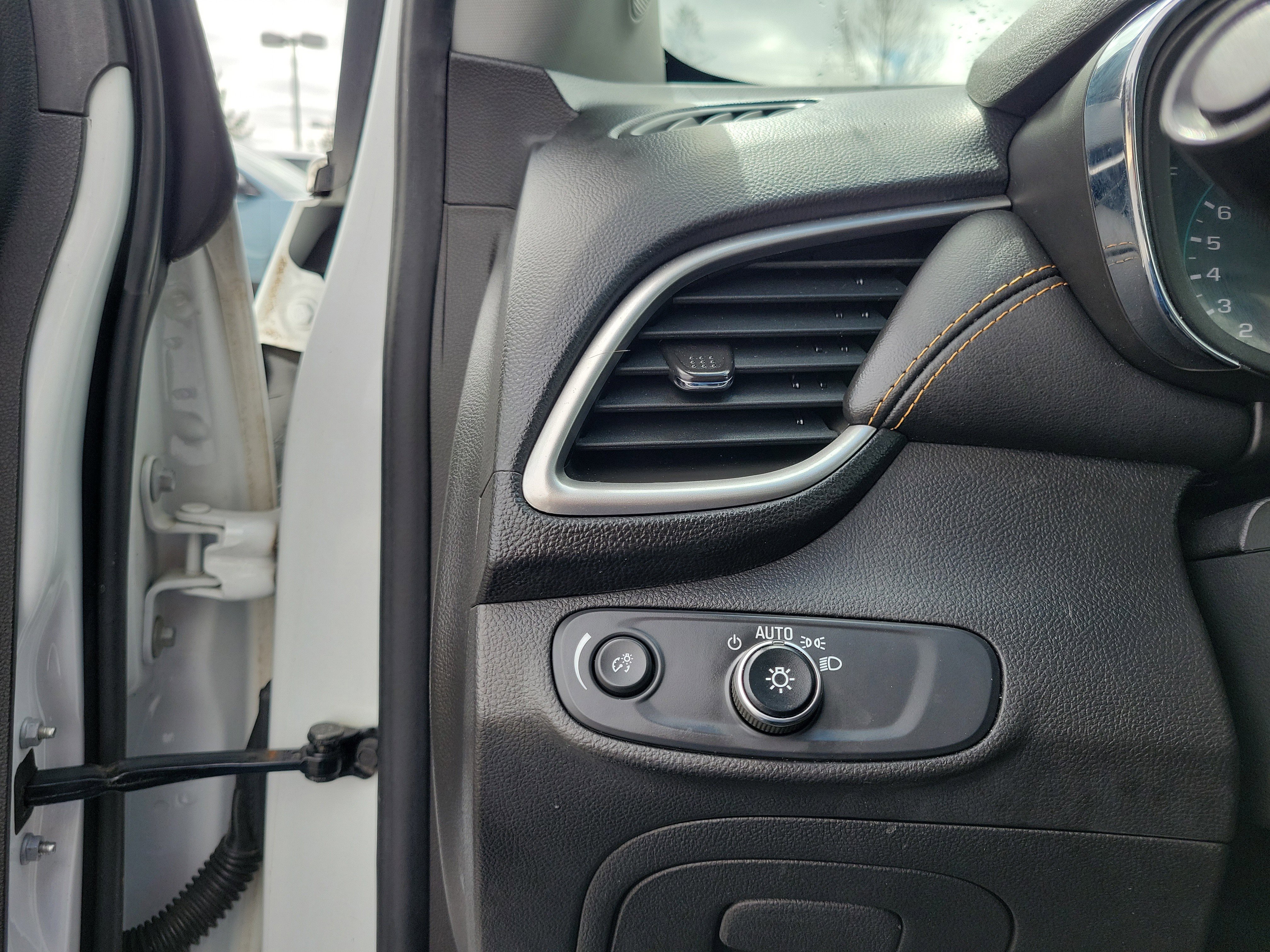 Used 2019 Chevrolet Trax LT w/ LT Convenience Package image 20