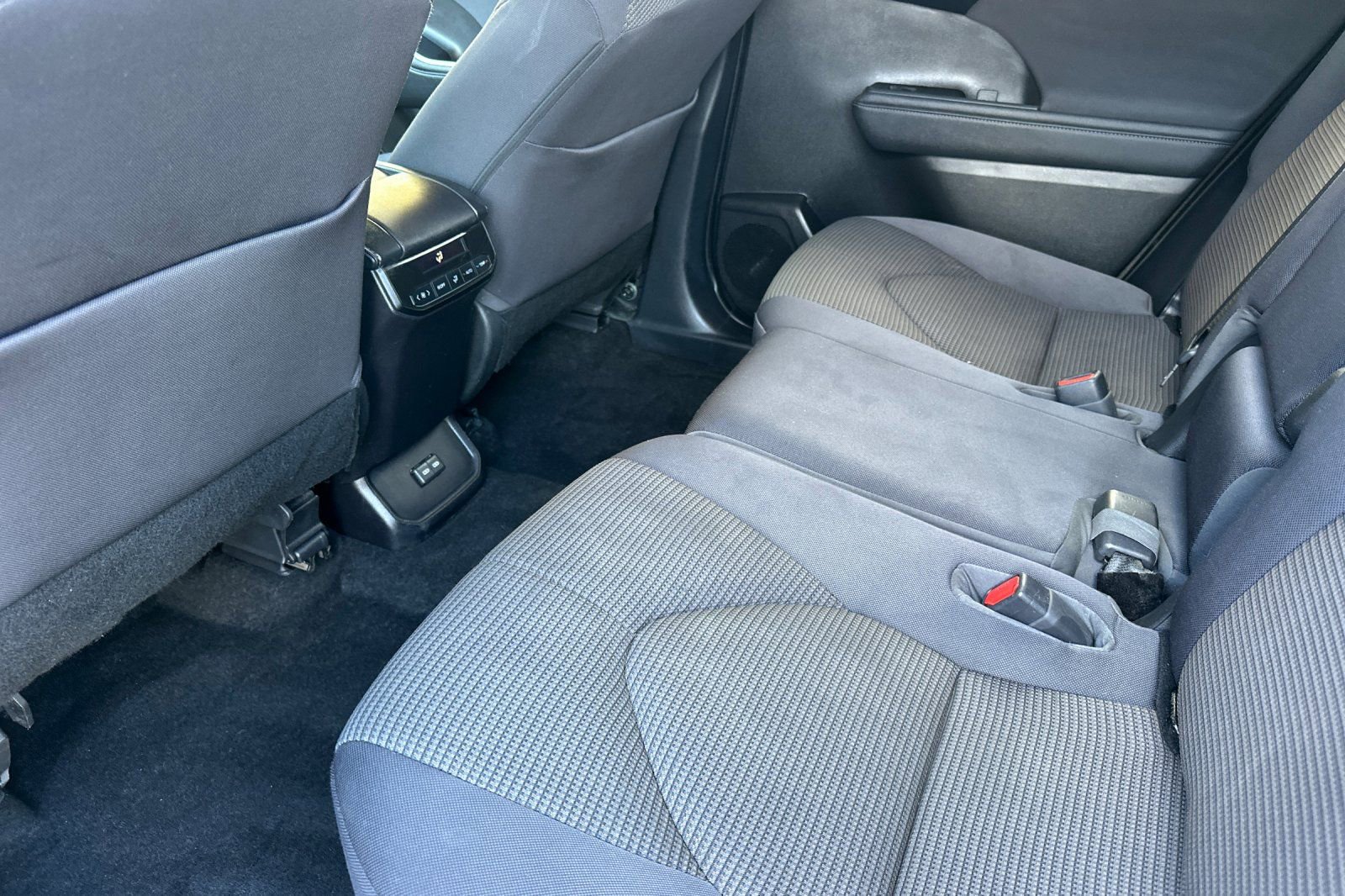 Used 2023 Toyota Highlander LE image 15