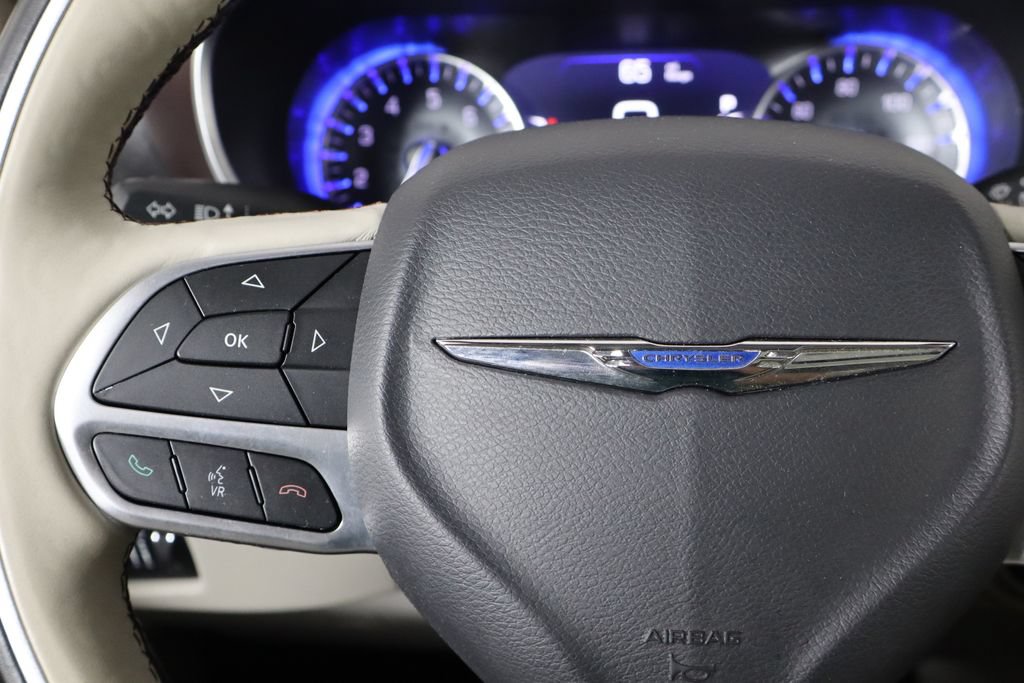 Used 2017 Chrysler Pacifica Limited w/ UConnect Theater Package FWD image 8