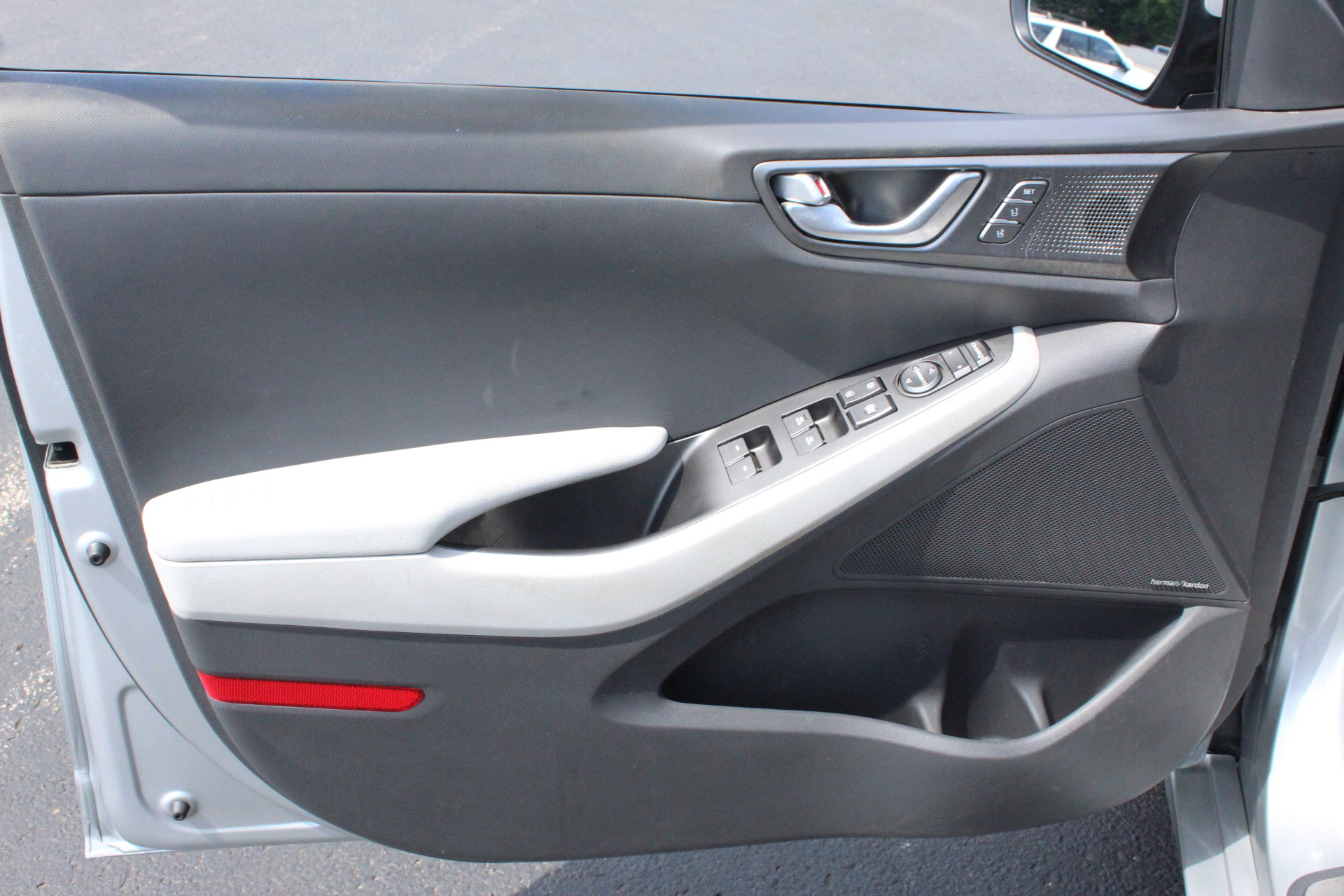 Used 2022 Hyundai Ioniq Limited FWD image 12