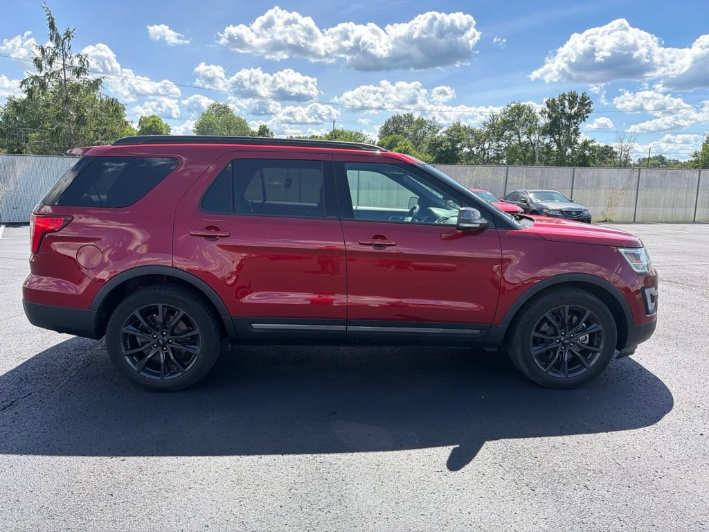 Used 2017 Ford Explorer XLT w/ Equipment Group 202A FWD image 8