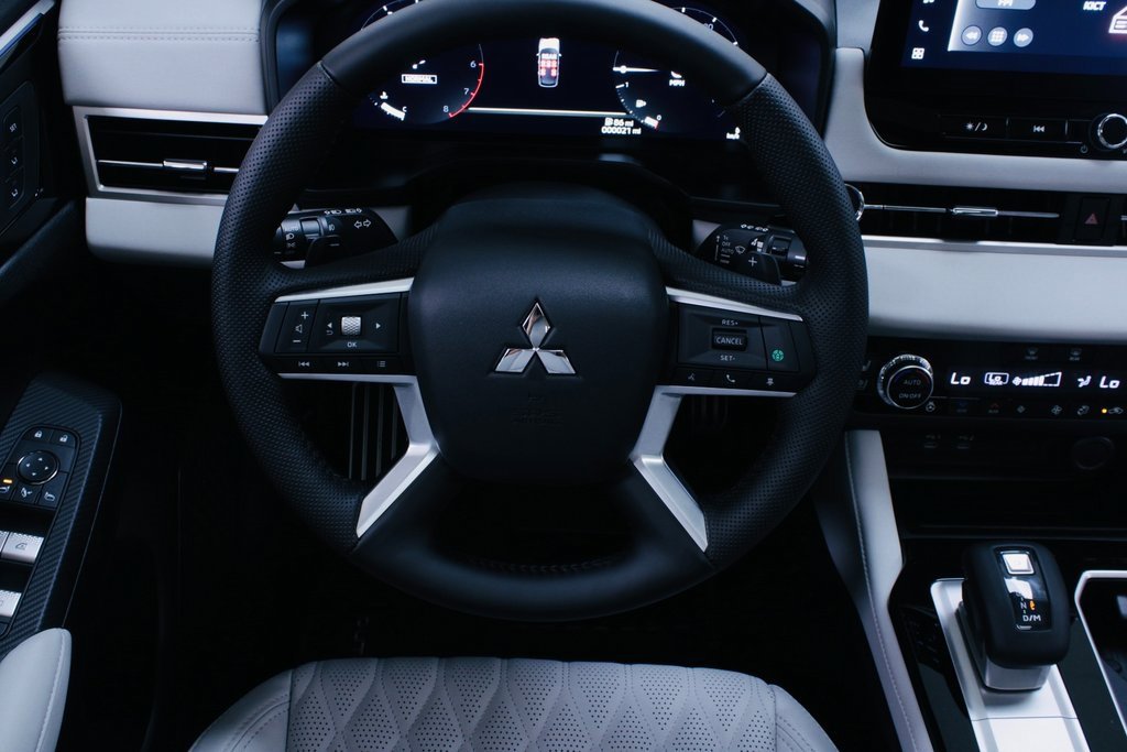 New 2025 Mitsubishi Outlander AWD image 14