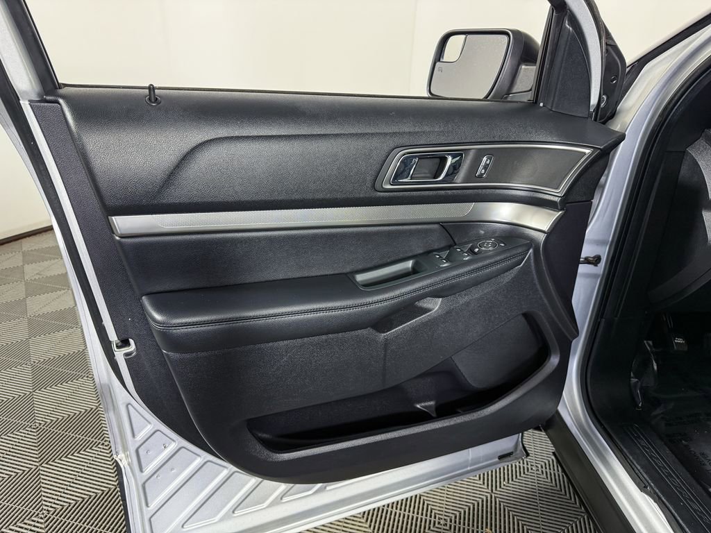 Used 2019 Ford Explorer XLT image 38