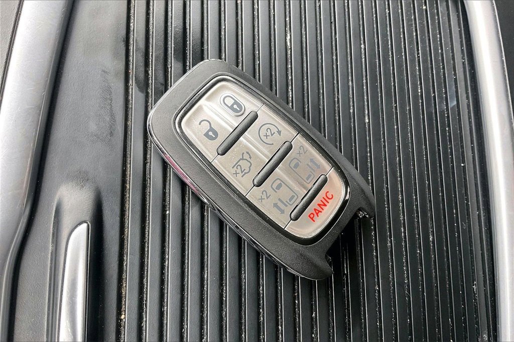 Used 2024 Chrysler Pacifica Touring-L image 36
