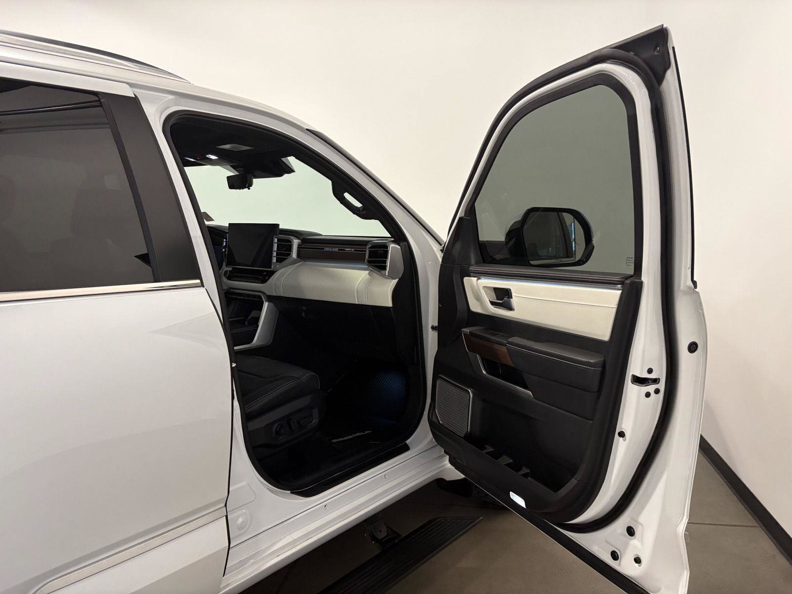 Used 2025 Toyota Sequoia Capstone AWD/4WD image 38
