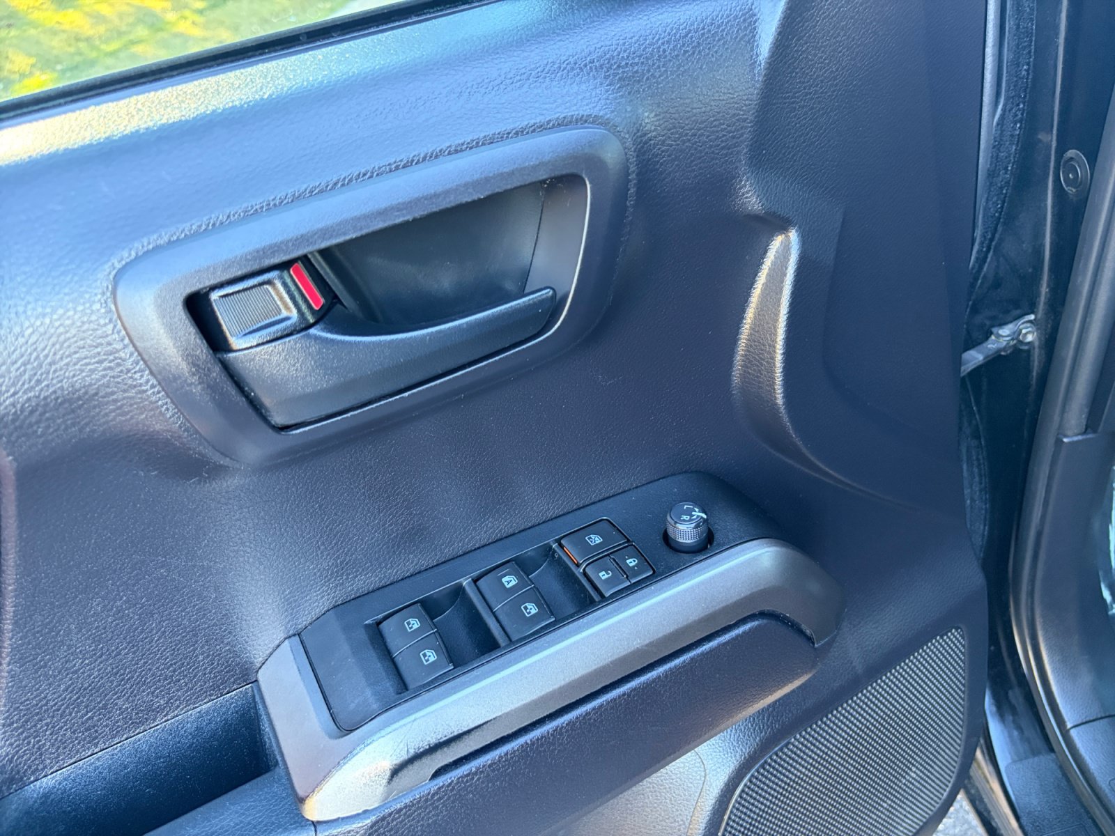 Used 2020 Toyota Tacoma SR5 AWD/4WD image 13
