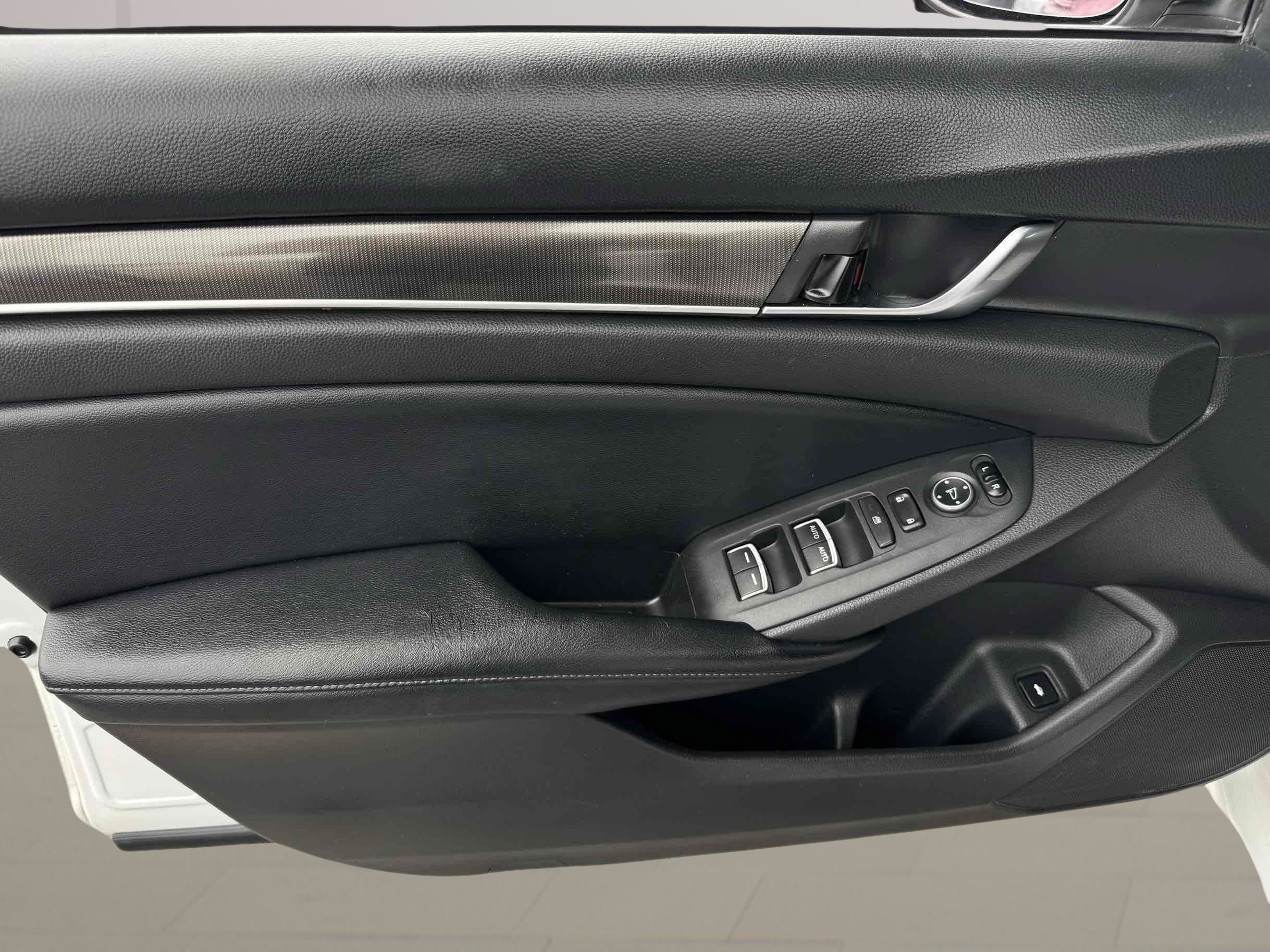 Used 2018 Honda Accord Sport image 5