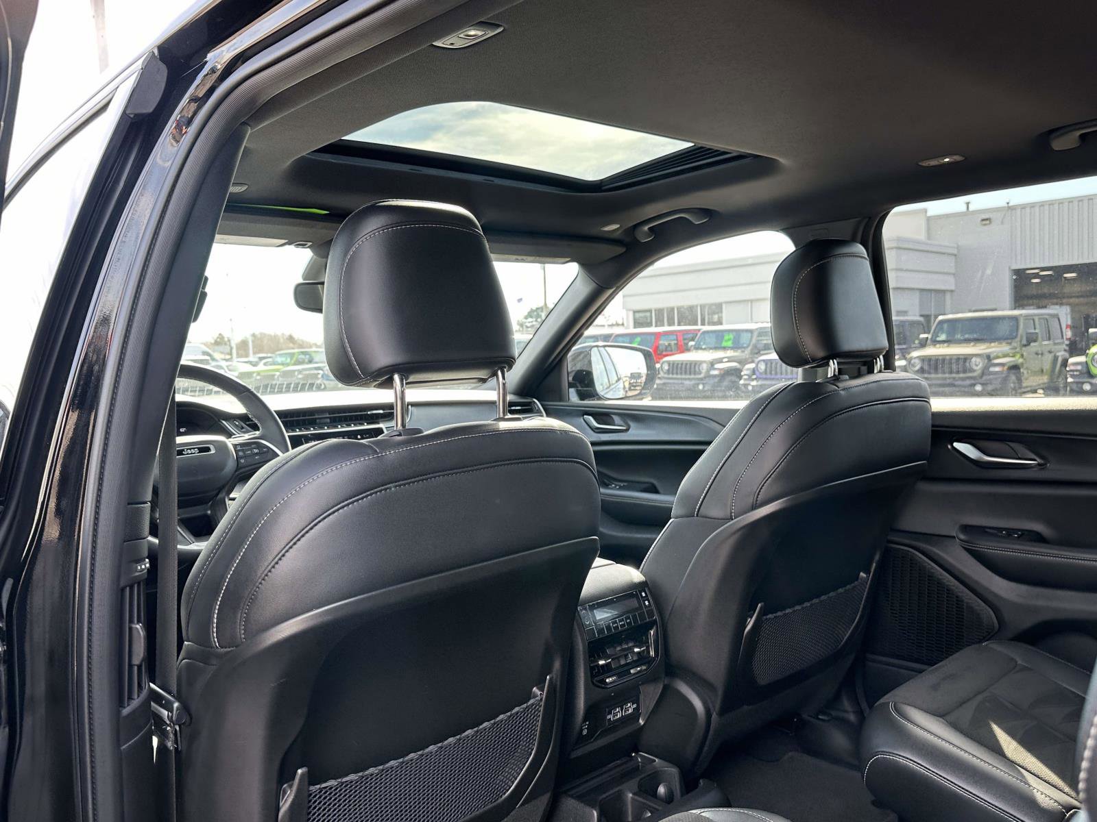 Used 2023 Jeep Grand Cherokee L Laredo image 15